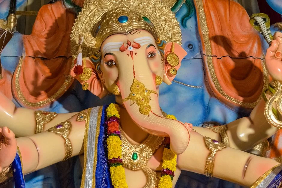 Ganesha four arms,